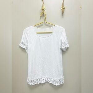 Lilly Pulitzer White Floral Trim Short Sleeve Top. Small